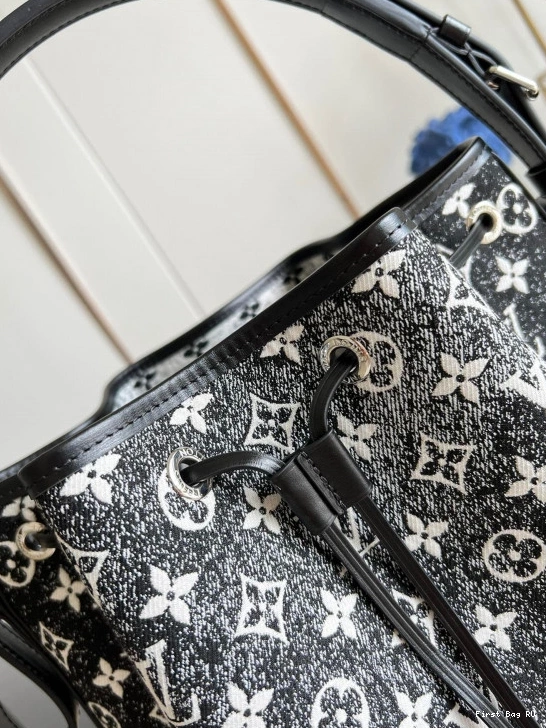 First bag ru VUITTON PETIT NOÉ LOUIS 0717